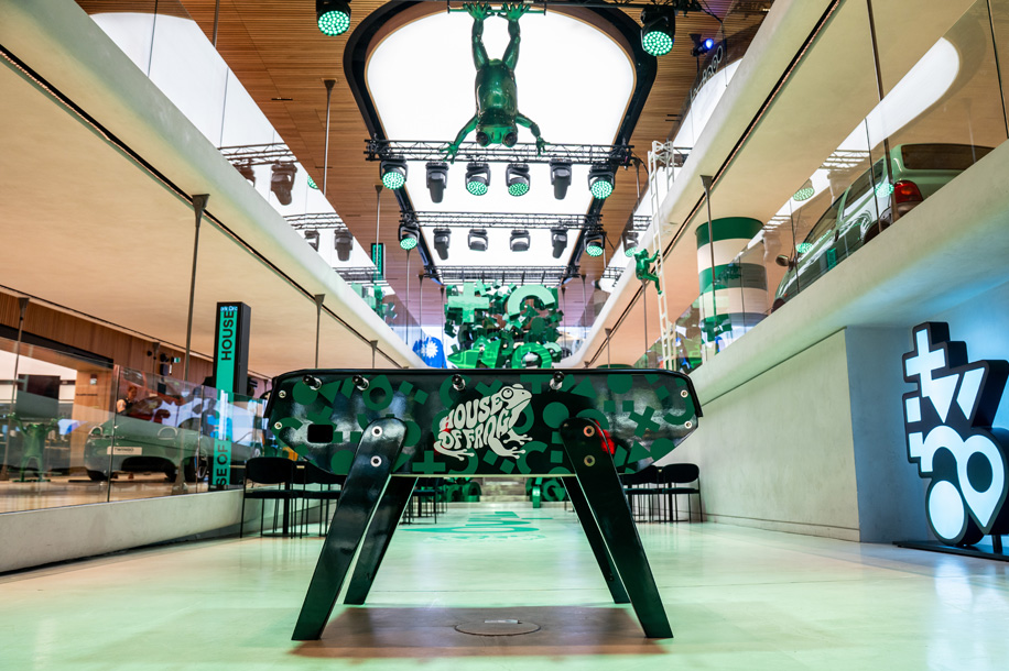 House of Frog : l’été de Twingo s’installe sur les Champs Élysées