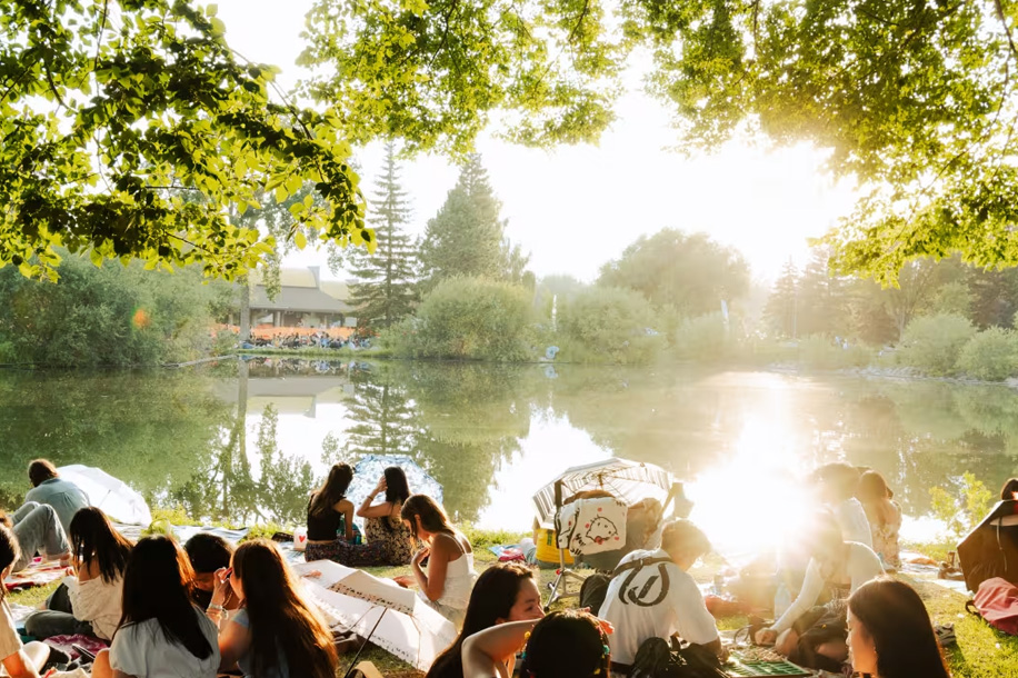 Des milliers de lanternes sur le lac Daumesnil à Paris