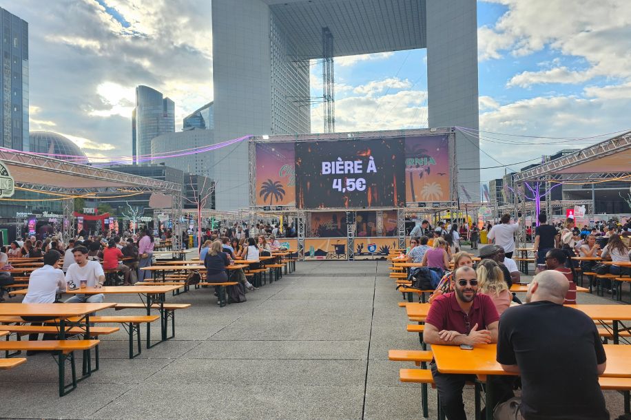 The Champions Burger débarque sur le Parvis de la Défense, burger à 12,95 € et un voyage à gagner !