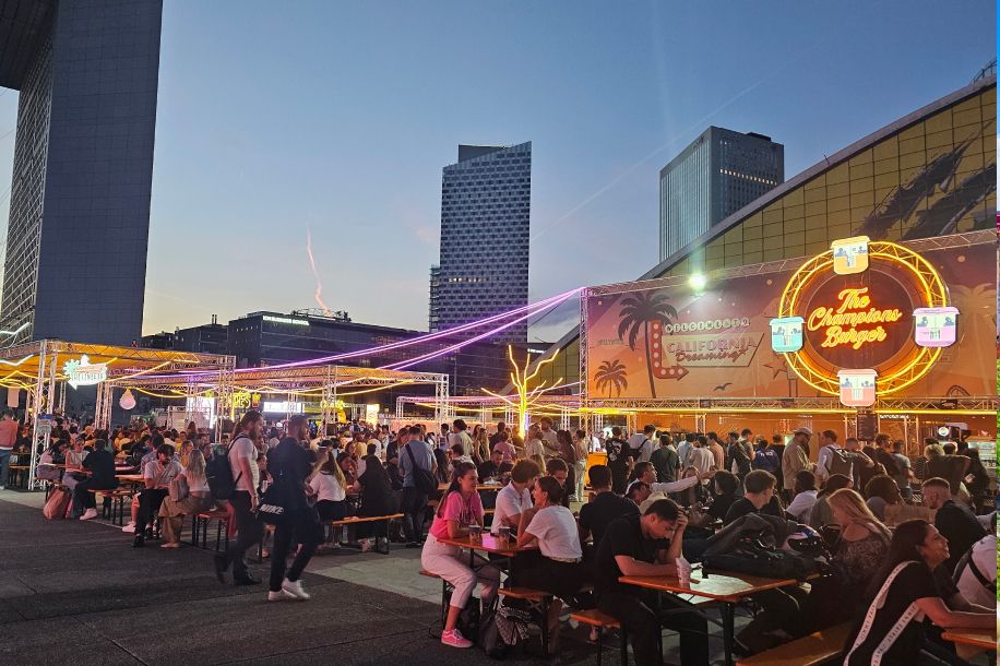 The Champions Burger débarque sur le Parvis de la Défense, burger à 12,95 € et un voyage à gagner !
