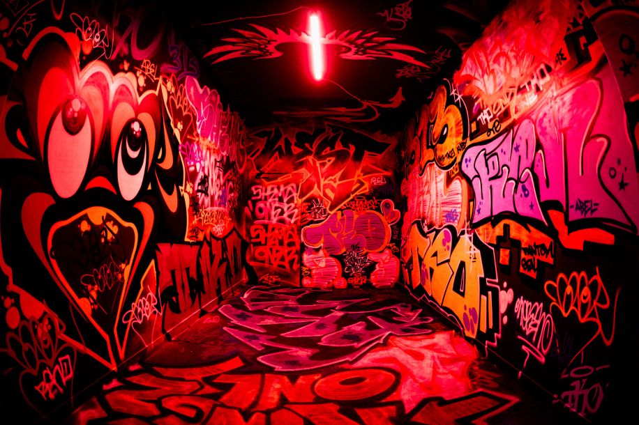 Explorez les 4 000 m² du Zoo Art Show à la lampe torche, le temps d’une soirée IN THE DARK !