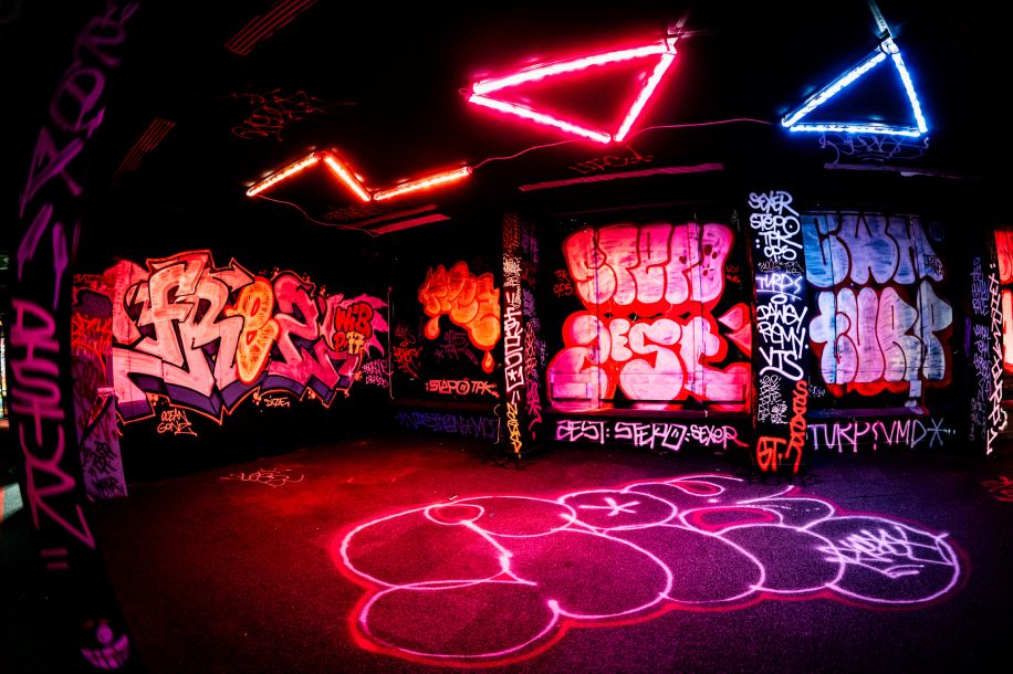 Explorez les 4 000 m² du Zoo Art Show à la lampe torche, le temps d’une soirée IN THE DARK !