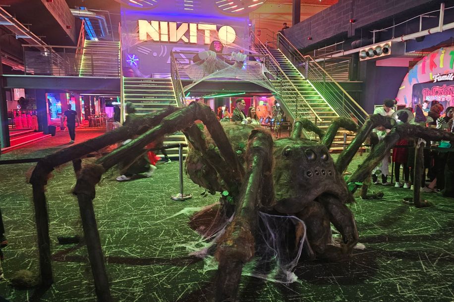 Sorcières et squelettes sur les trampolines, clowns et zombies dans les couloirs : Halloween chez NIKITO