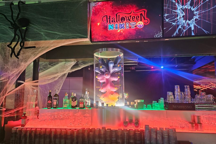Sorcières et squelettes sur les trampolines, clowns et zombies dans les couloirs : Halloween chez NIKITO