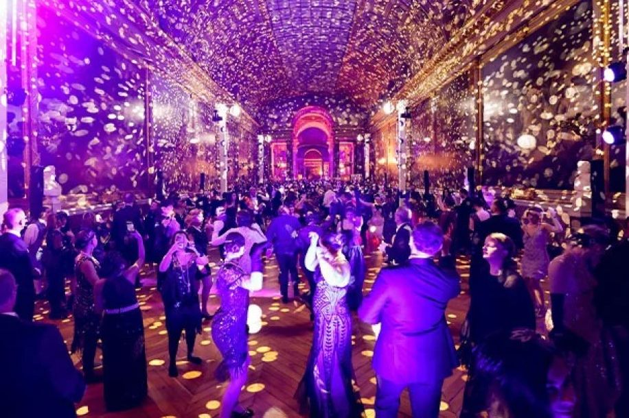 Le Bal du Siècle 2026 : smoking, robes à franges et feu d’artifice pour une soirée d’exception au Château de Versailles