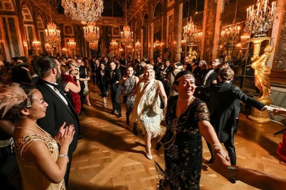 Le Bal du Siècle 2026 : smoking, robes à franges et feu d’artifice pour une soirée d’exception au Château de Versailles