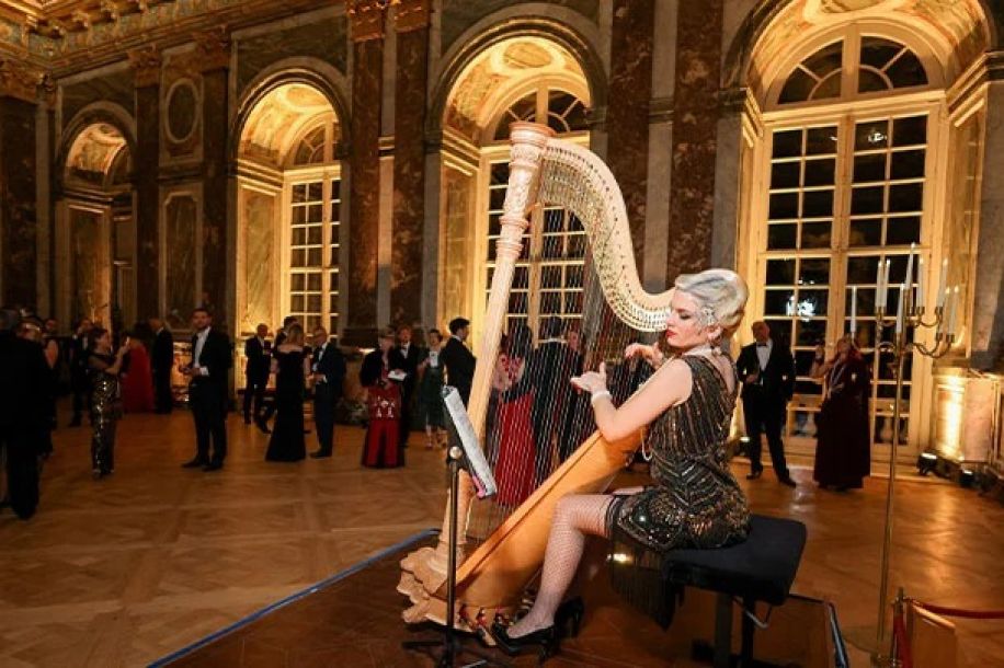 Le Bal du Siècle 2026 : smoking, robes à franges et feu d’artifice pour une soirée d’exception au Château de Versailles