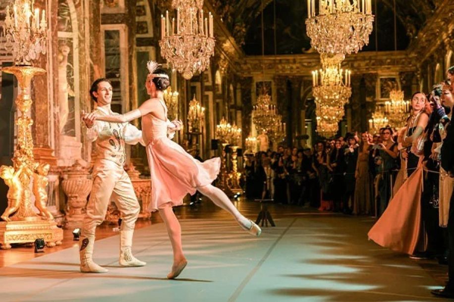 Le Bal du Siècle 2026 : smoking, robes à franges et feu d’artifice pour une soirée d’exception au Château de Versailles
