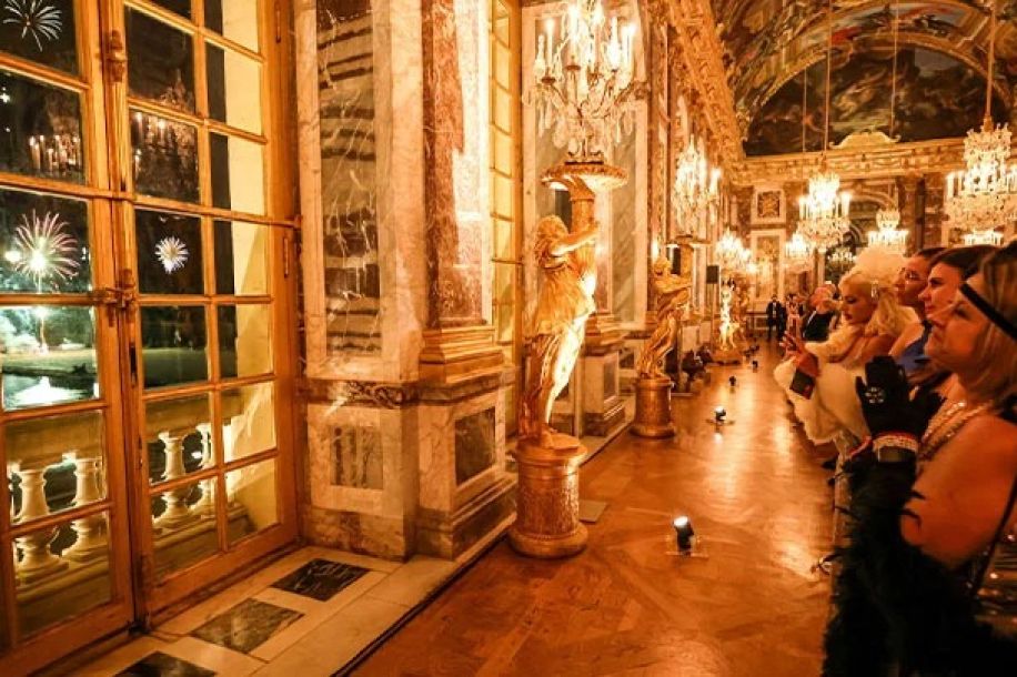 Le Bal du Siècle 2026 : smoking, robes à franges et feu d’artifice pour une soirée d’exception au Château de Versailles