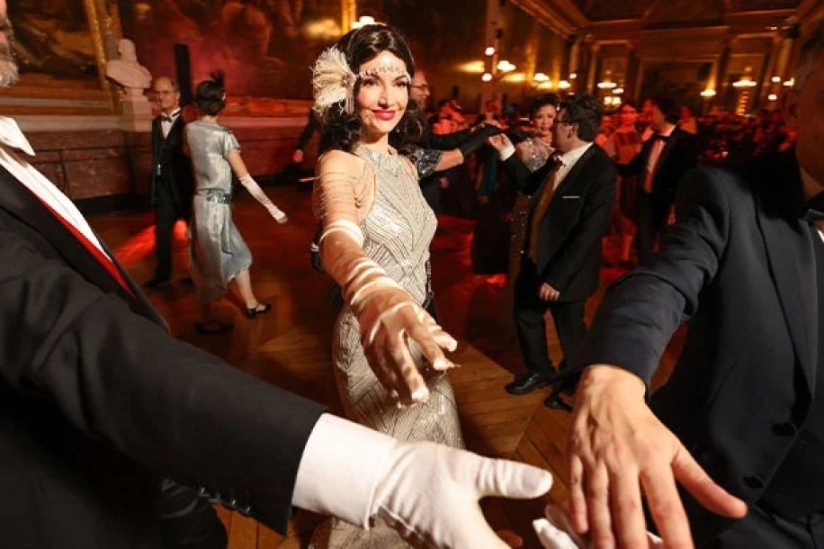 Le Bal du Siècle 2026 : smoking, robes à franges et feu d’artifice pour une soirée d’exception au Château de Versailles