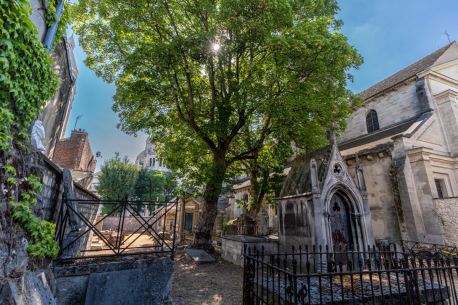 le cimetiere du calvaire le plus petit cimetiere de paris ouvre ses portes gratuiteme