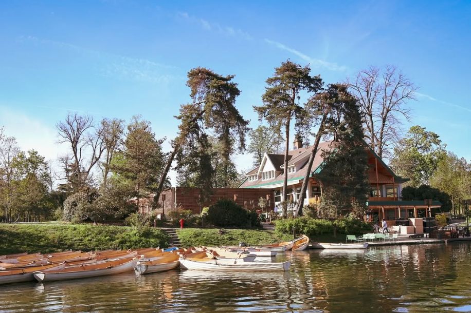 Le Chalet des Îles : un restaurant enchanteur au bord de l’eau, sur une île à Paris