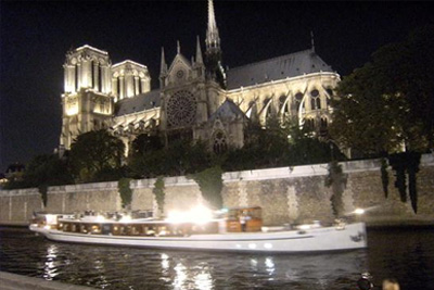 Dinez face à Notre Dame de Paris à prix fou : 1 Entrée + 1 Plat + 1 Dessert à seulement 15 €