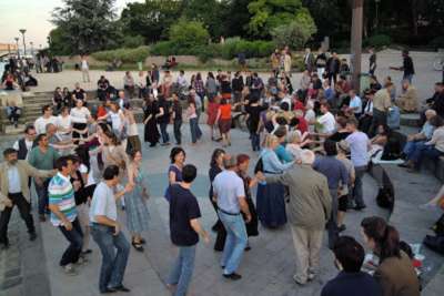 Bal folk gratuit sur les quais de Seine