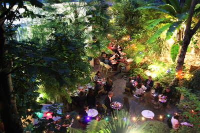 Restaurant romantique à Paris avec un petit jardin et une grande terrasse