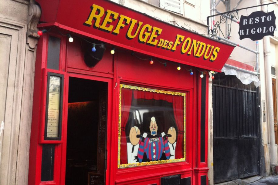 Le Refuge des Fondus, l’adresse où la fondue se déguste avec un vin au biberon !