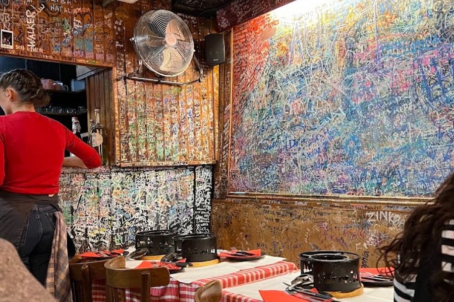 Le Refuge des Fondus, l’adresse où la fondue se déguste avec un vin au biberon !