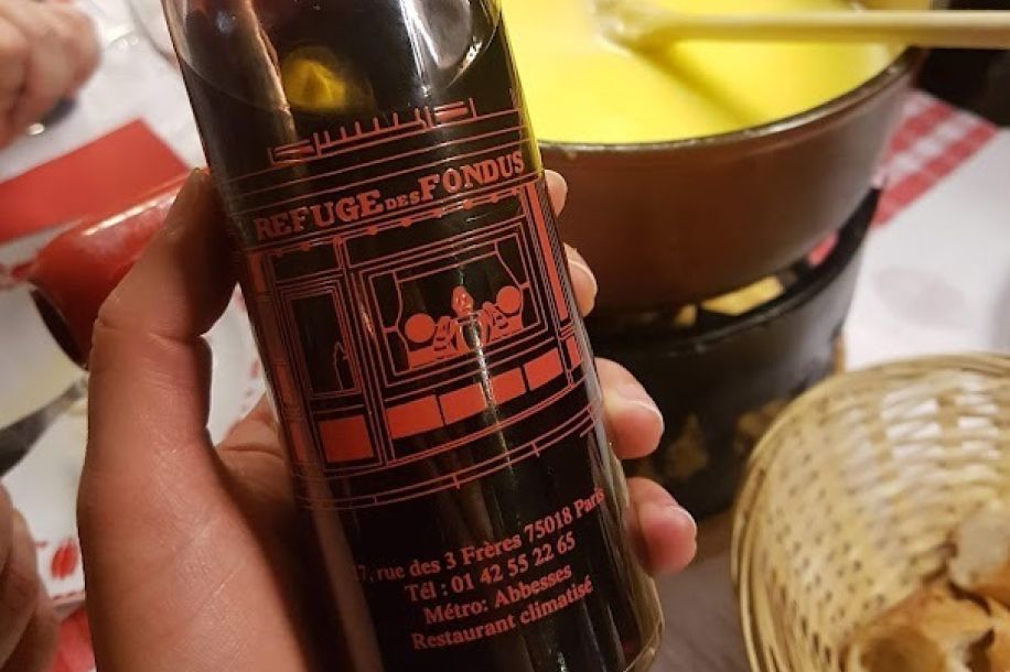Le Refuge des Fondus, l’adresse où la fondue se déguste avec un vin au biberon !