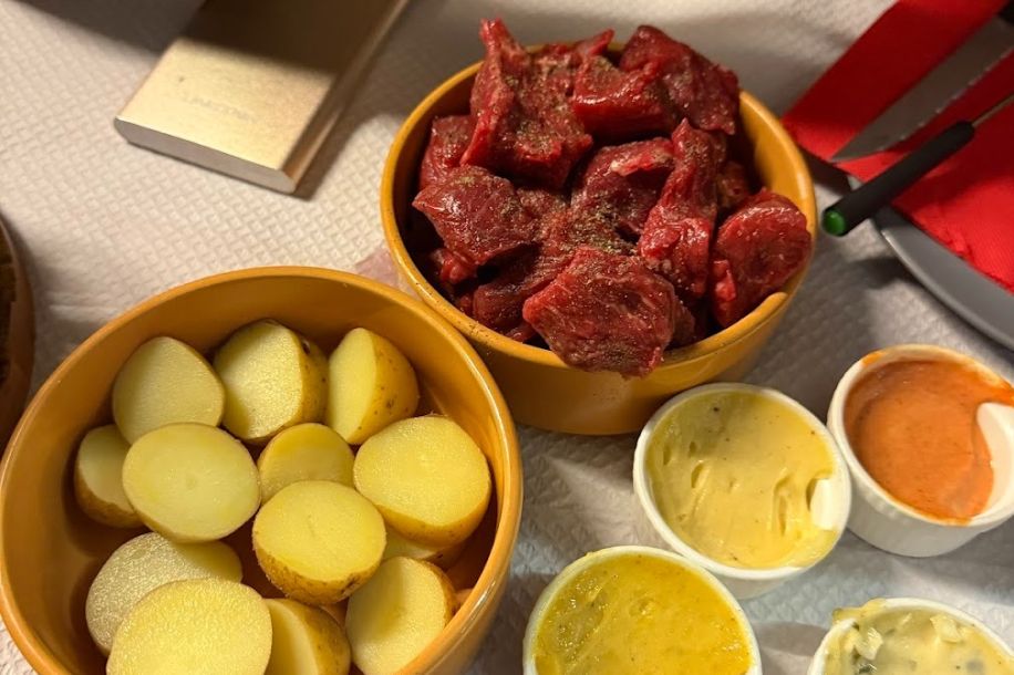 Le Refuge des Fondus, l’adresse où la fondue se déguste avec un vin au biberon !