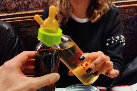 Le Refuge des Fondus, l’adresse où la fondue se déguste avec un vin au biberon !