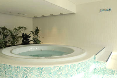 Bain bouillonnant, hammam, sauna, solarium et piscine pour 20 €