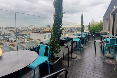 Lounge bar romantique avec une vue magnifique sur la Tour Eiffel