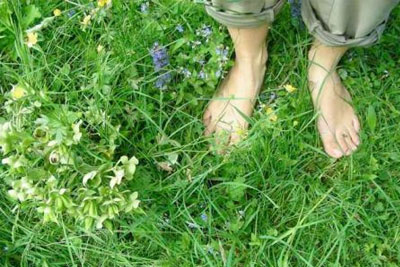 Parcours pieds nus dans la nature