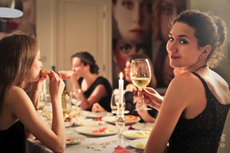 Repas insolite à Paris où l'on s'invite à la table d'un inconnu