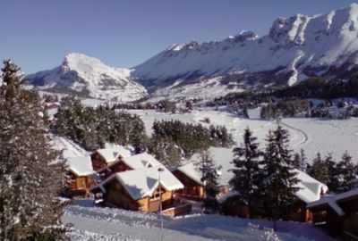 Alpes du Sud : « Eskivez-vous » à La Joue du Loup pour 1 semaine en appartement ou chalet à partir de 115 euros pour 4 ; 142 euros pour 6 ; 1100 euros pour 14
