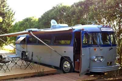 Nuit insolite dans un véritable bus des années 60