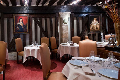 Restaurant insolite à Paris où l'on voyage au temps de Louis XIII