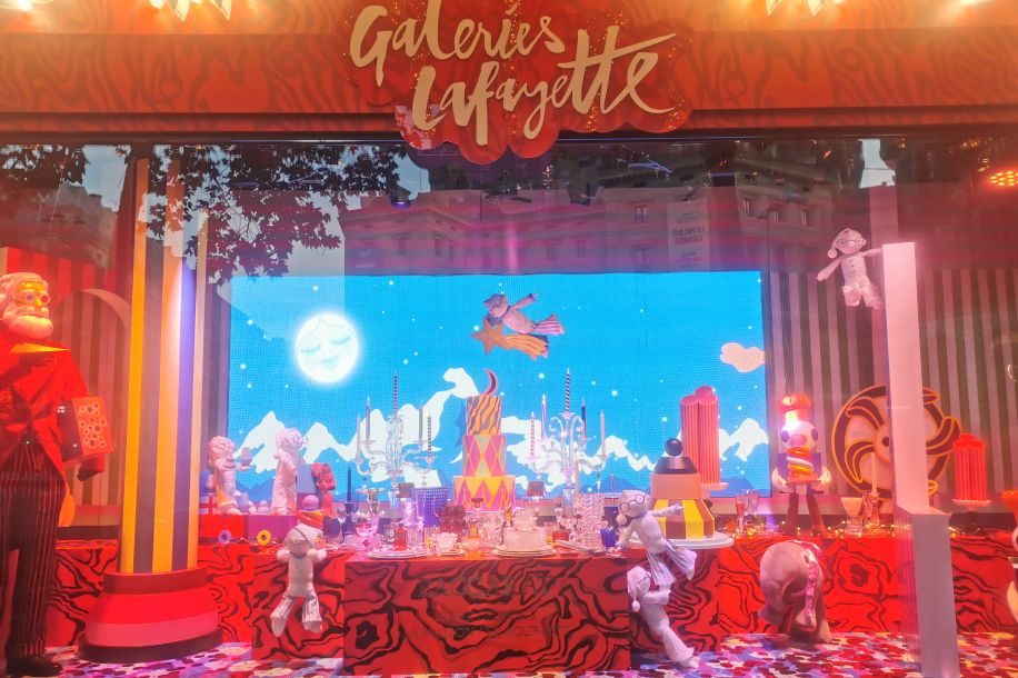 Les vitrines de Noël des Grands Magasins 2025 : entre New York et l’atelier du Père Noël !