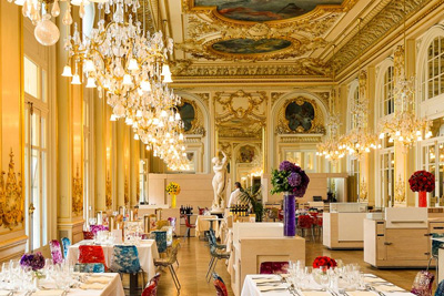 Restaurant insolite à Paris style 1900 avec dorures et peintures