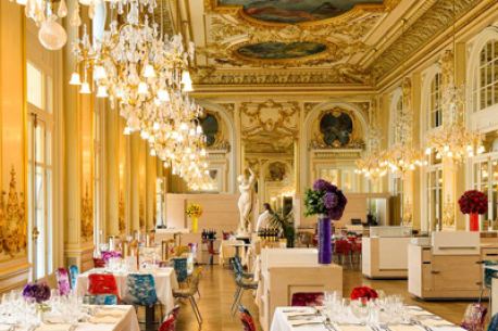 Restaurant insolite à Paris style 1900 avec dorures et peintures
