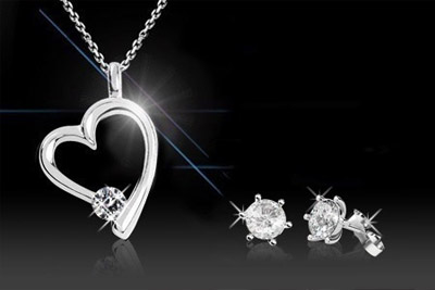 Collier coeur serti d'un cristal à 14,90 € au lieu de 49 €