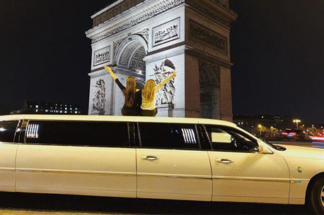 Balade en limousine dans Paris à partir de 190 € pour 1 h avec champagne offert