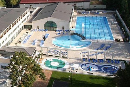 Piscine en plein air avec sable et jacuzzi