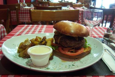 Menu Burger fait maison à 9,90 € midi et 10,90 € le soir ! 