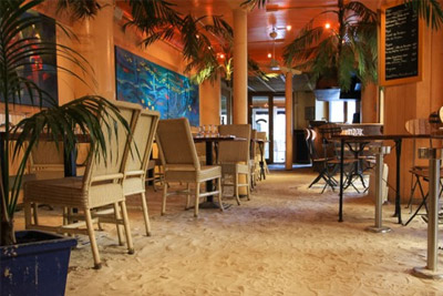 Restaurant insolite à Paris ambiance des Seychelles avec sable et palmiers