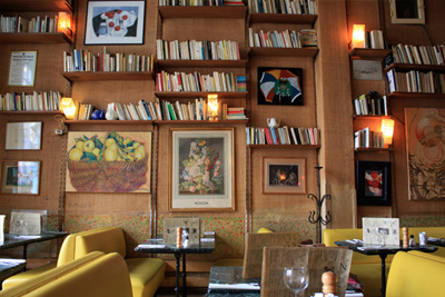 Restaurant insolite à Paris et salon de thé, ambiance bibliothèque