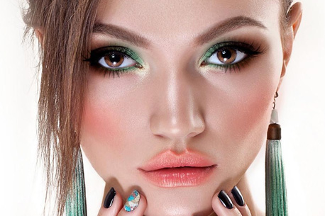 Essayer gratuitement du maquillage et tester différents looks grâce à l'application YouCam