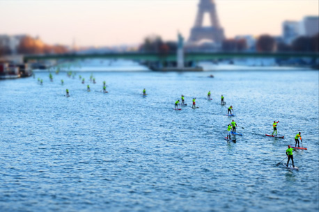 Traversée insolite de la Seine par 800 participants en Stand Up Paddle