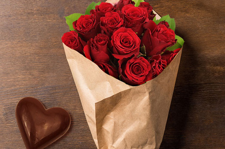 St-Valentin ! Livraison bouquet de roses et un cœur en chocolat à 37,80 € 