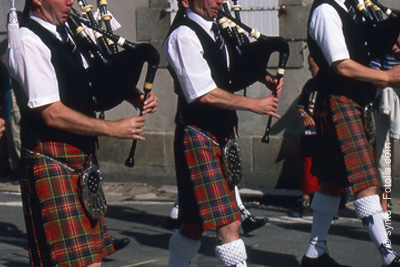 Défilé écossais gratuit des pipes bands et des confréries montmartroises