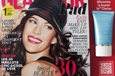 Petit produit Clarins offert pour l'achat du magazine Glamour (grand format)