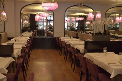 Restaurant romantique à Paris cosy aux teintes douces fuchsia 