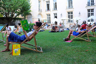 Jardin avec transats et livres en libre service à l'Institut Suédois