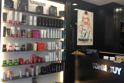 Coiffure Toni and Guy avec shampoing, brushing et couleur à 49 € au lieu de 65 €