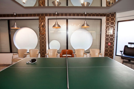 Bar insolite avec tables de ping pong (et prêt de matériel)
