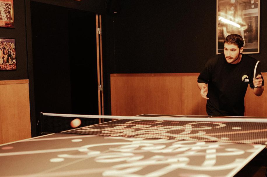Gossima : le bar où tu joues au ping pong en buvant un verre